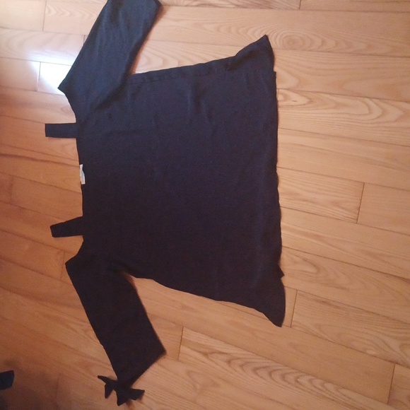 Cold shoulder top - Picture 1 of 4